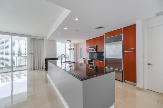 901 Brickell Key, Unit 2807 in Miami, FL - Foto de edificio - Building Photo