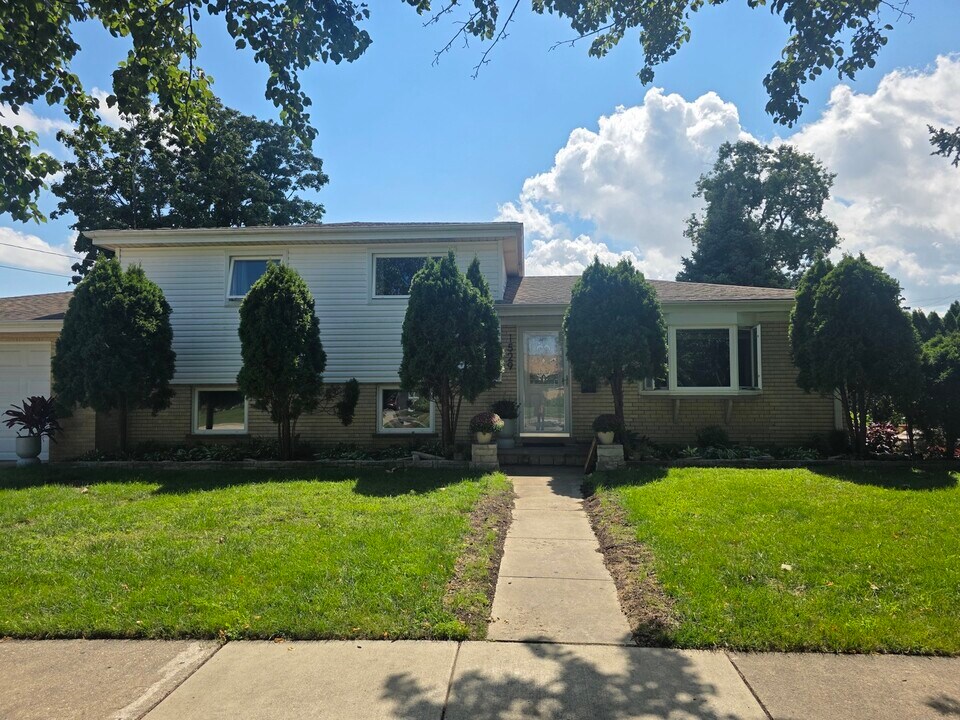 1529 E Lincoln Ave in Des Plaines, IL - Building Photo