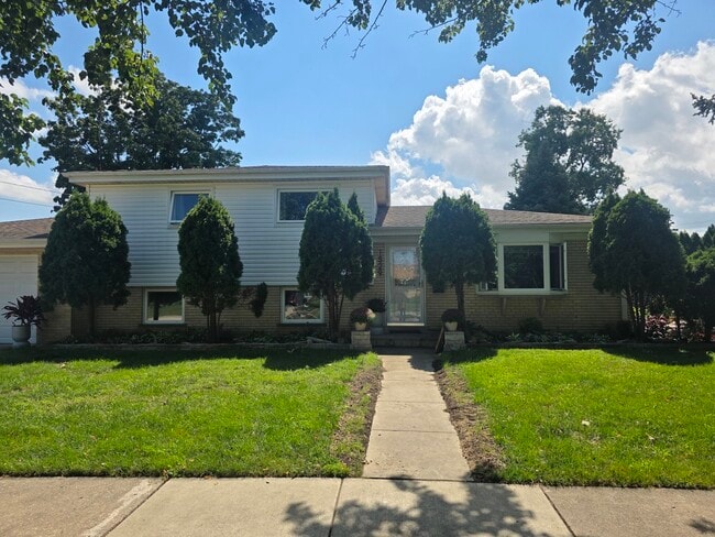 property at 1529 E Lincoln Ave