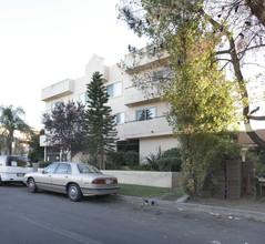 6344 Denny Ave in North Hollywood, CA - Foto de edificio - Building Photo