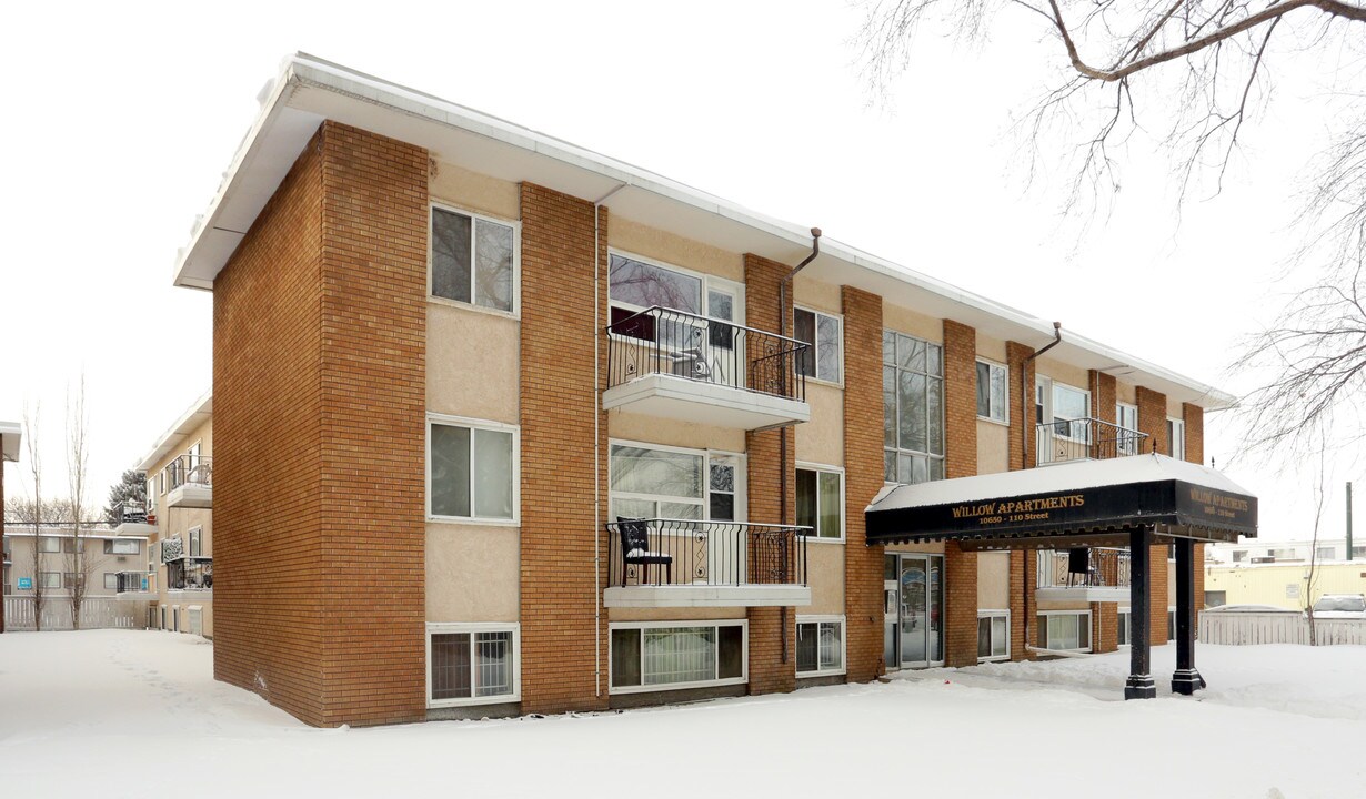 10650 110th St NW in Edmonton, AB - Building Photo
