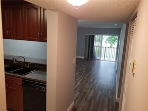 8540 N Sherman Cir, Unit 206 in Miramar, FL - Building Photo - Building Photo