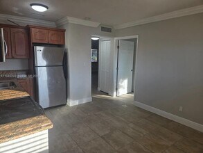 2323 Van Buren St in Hollywood, FL - Foto de edificio - Building Photo