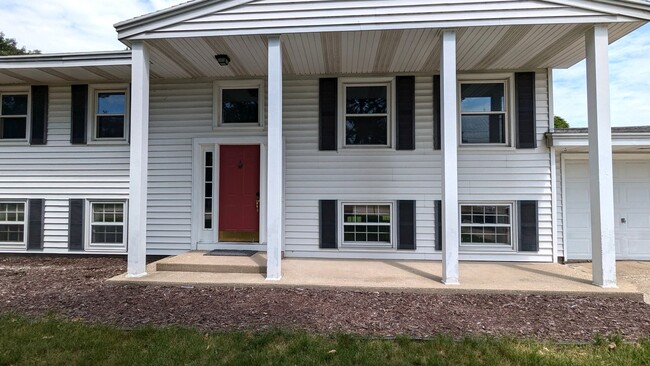 936 Seminole Rd in Norton Shores, MI - Building Photo - Building Photo