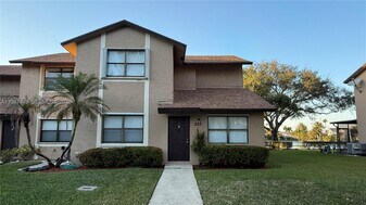 223 Lakeside Cir in Sunrise, FL - Building Photo