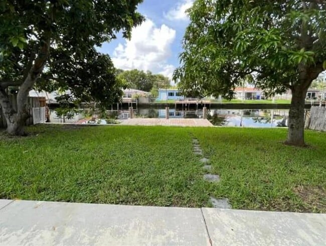 2710 Thomas St in Hollywood, FL - Building Photo - Building Photo