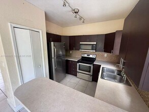 6990 NW 177th St in Hialeah, FL - Building Photo - Building Photo