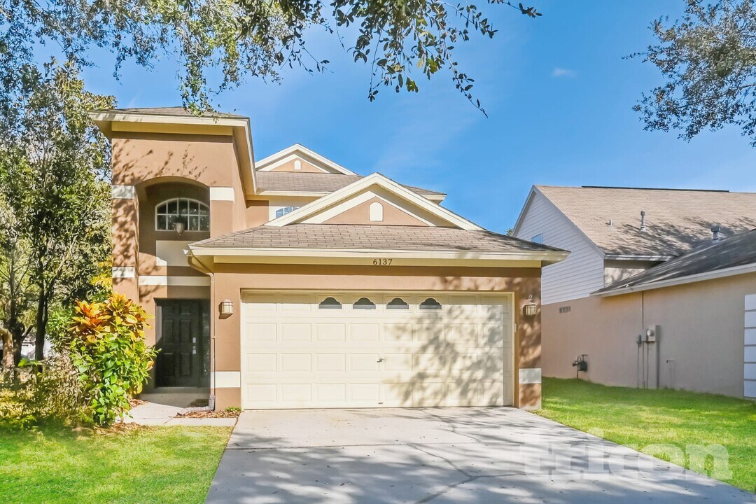 6137 Skylarkcrest Dr in Fish Hawk, FL - Building Photo