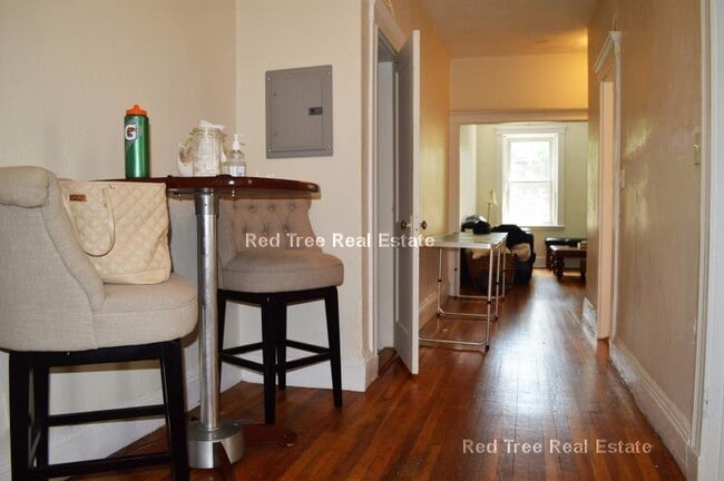 15 Egremont Rd, Unit 1 in Boston, MA - Foto de edificio - Building Photo