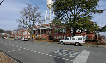 Dallas High School Apartments in Dallas, NC - Foto de edificio - Building Photo