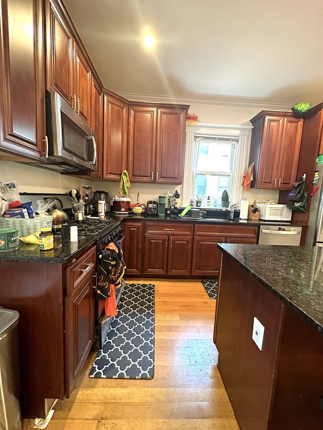 11 Henshaw St, Unit 3 in Boston, MA - Foto de edificio - Building Photo