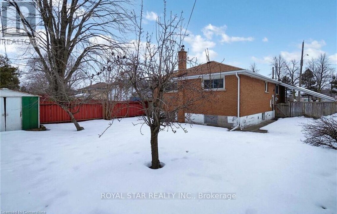 1109 Mohawk Rd E in Hamilton, ON - Building Photo
