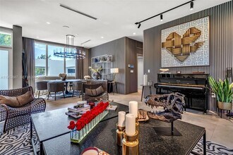 285 W Mashta Dr in Miami, FL - Building Photo - Building Photo