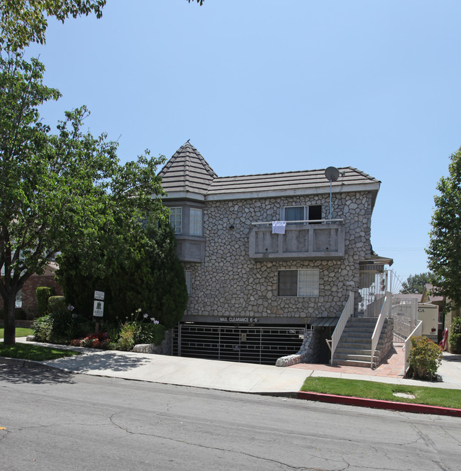 622 E Providencia Ave in Burbank, CA - Foto de edificio - Building Photo