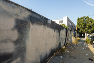 137-141 N Rampart Blvd in Los Angeles, CA - Foto de edificio - Building Photo