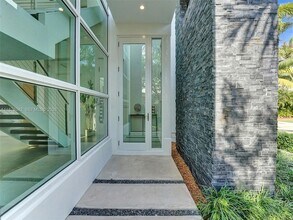 2217 NE 17th Terrace in Wilton Manors, FL - Foto de edificio - Building Photo