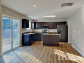 6604 Tromble Rd in Whitsett, NC - Foto de edificio - Building Photo