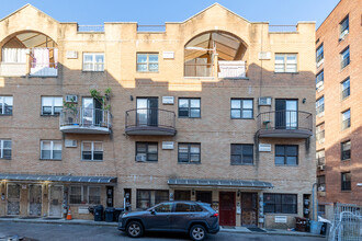 41-72 Summit Ct in Flushing, NY - Building Photo - Building Photo