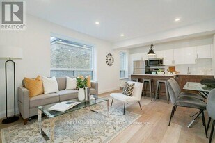 2707 Yonge St in Toronto, ON - Building Photo