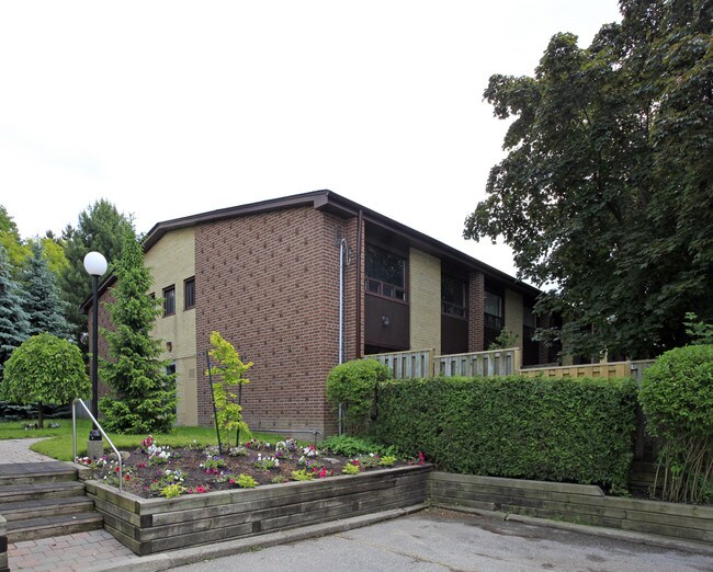 46 Three Valleys Dr in Toronto, ON - Building Photo - Building Photo