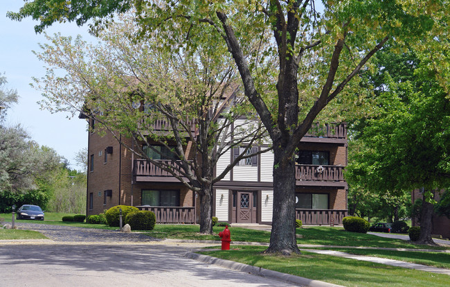 1114-1134 Chalet Dr in Darien, IL - Foto de edificio - Building Photo