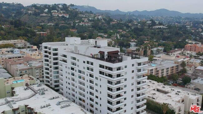 7250 Franklin Ave in Los Angeles, CA - Building Photo - Building Photo