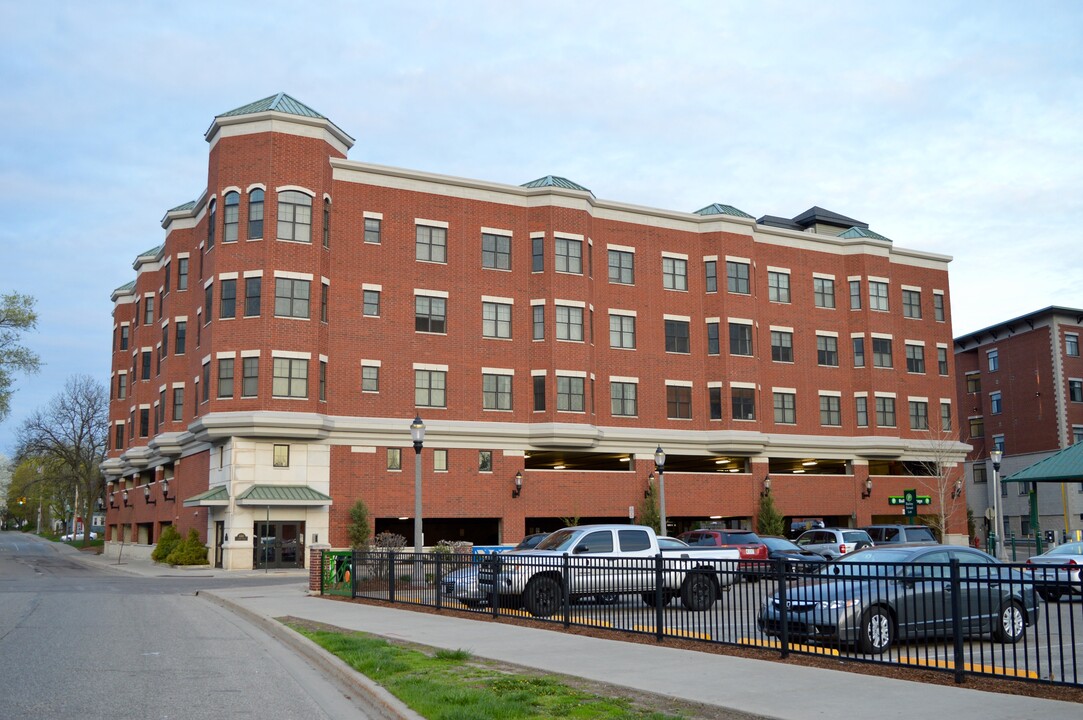 Albert Place Condominium in East Lansing, MI - Foto de edificio