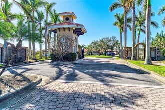 2084 La Palma Ave in Port Charlotte, FL - Foto de edificio - Building Photo