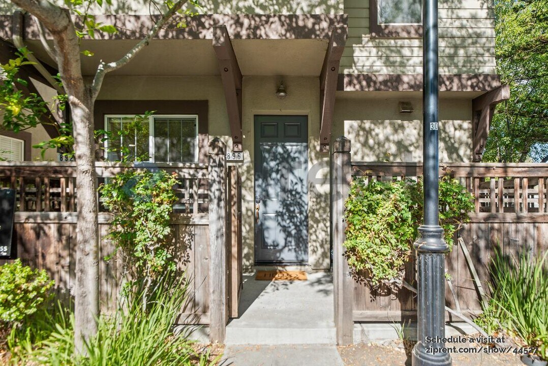 896 Towne Dr in Milpitas, CA - Foto de edificio