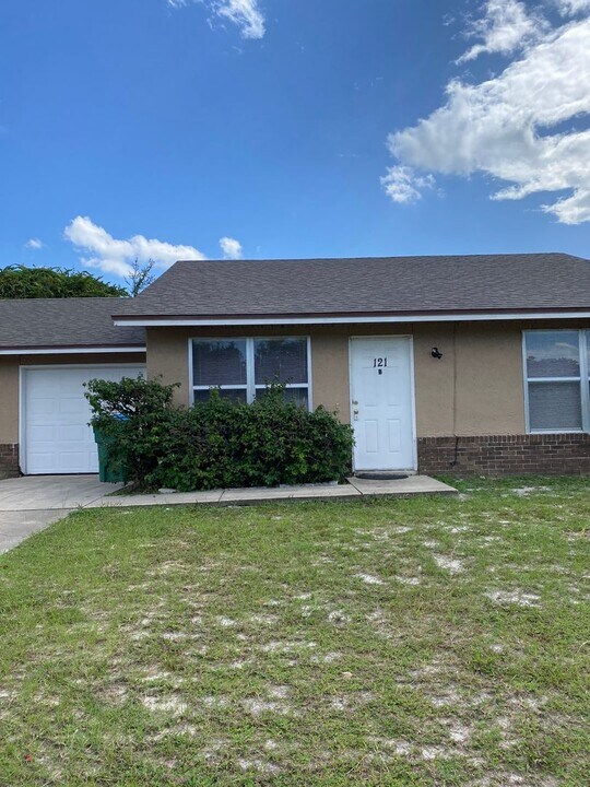 121 Cascade St in Deltona, FL - Building Photo