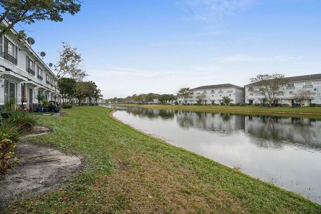 3429 NW 13th St in Lauderhill, FL - Foto de edificio - Building Photo