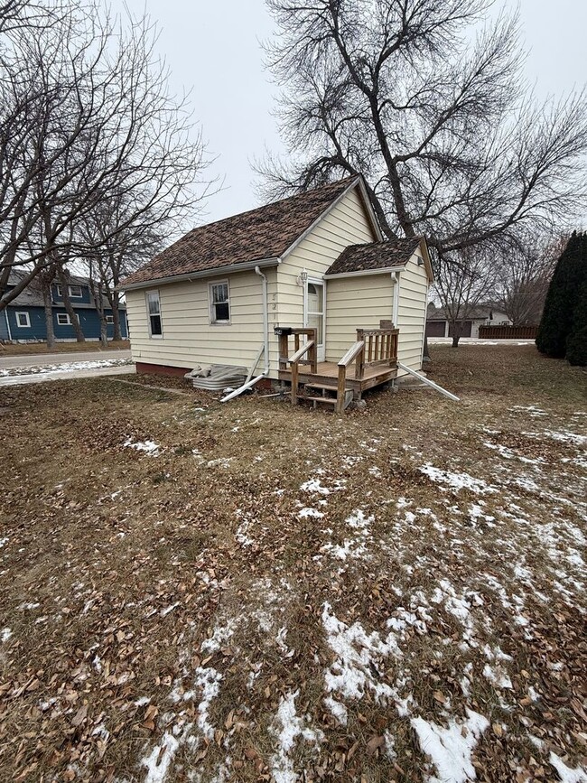 1214 4th Ave NW in Jamestown, ND - Building Photo - Building Photo