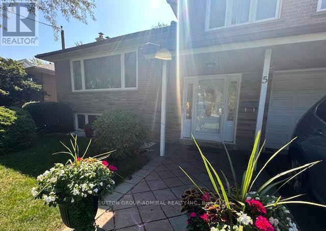 5 Wycliffe Crescent in Toronto, ON - Building Photo - Building Photo