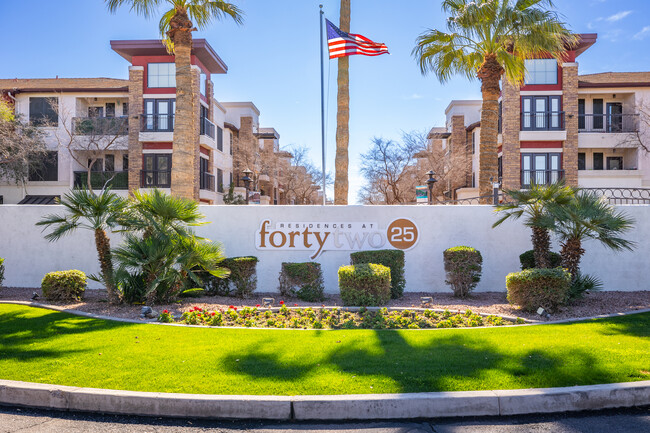 Residences at FortyTwo25 Apartments in Phoenix, AZ - Building Photo - Building Photo