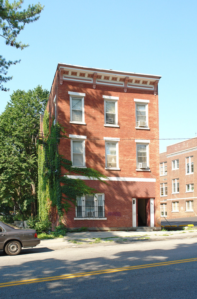 98 Montgomery St in Poughkeepsie, NY - Foto de edificio - Building Photo