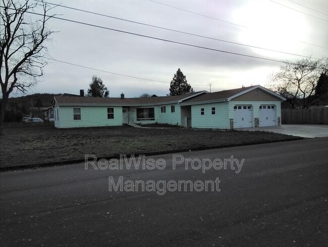 2347 Cannon Ave in Roseburg, OR - Building Photo - Building Photo