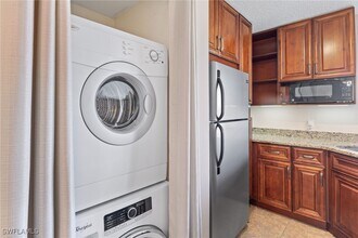 7410 Lake Breeze Dr in Ft. Myers, FL - Building Photo - Building Photo
