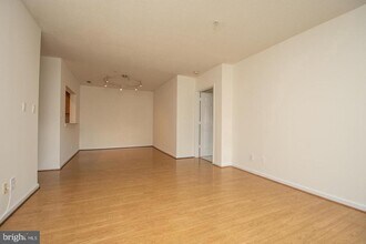 20273 Beechwood Terrace, Unit 102 in Ashburn, VA - Building Photo - Building Photo