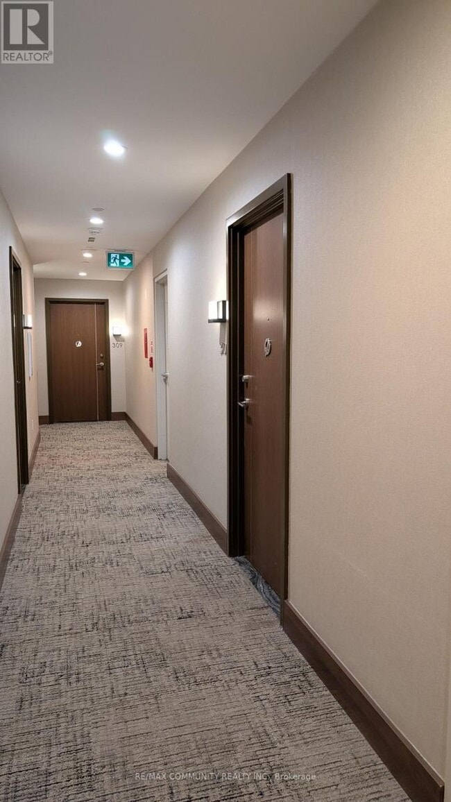 117 McMahon Dr in Toronto, ON - Building Photo - Building Photo