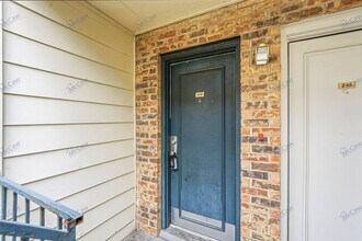 9520 Royal Ln in Dallas, TX - Foto de edificio - Building Photo