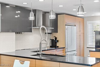 3001 Sandpiper Bay Cir in Naples, FL - Foto de edificio - Building Photo