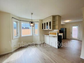 743 Martin Ave in Kelowna, BC - Building Photo - Building Photo