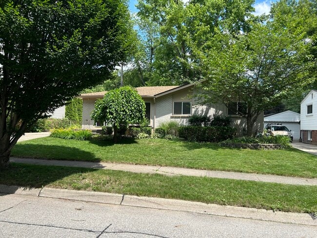 1354 Catalpa Dr in Rochester, MI - Building Photo - Building Photo