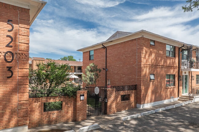 Nuvo Luna in Dallas, TX - Building Photo - Building Photo