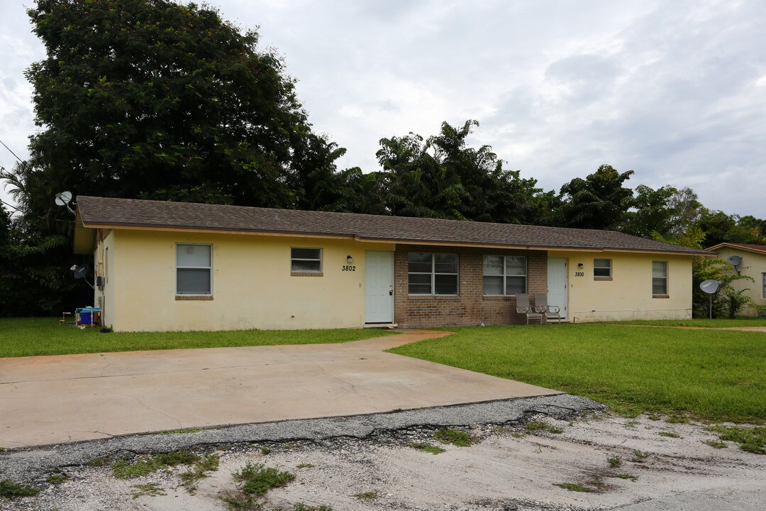 3770-3802 Gladys Ct in Lake Worth, FL - Building Photo