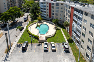 Terra Towers in North Miami, FL - Building Photo - Building Photo