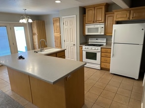 136 Arlington Way in Ogden, UT - Foto de edificio - Building Photo