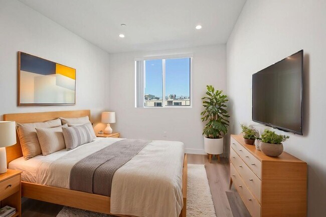 10806 Blix St in Los Angeles, CA - Building Photo - Building Photo