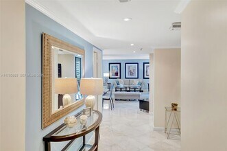 520 Brickell Key Dr in Miami, FL - Building Photo - Building Photo