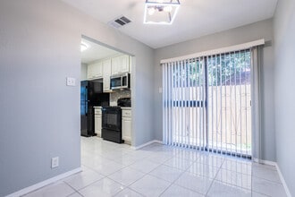 5275 Meadow Rise St, Unit 5275 in San Antonio, TX - Foto de edificio - Building Photo